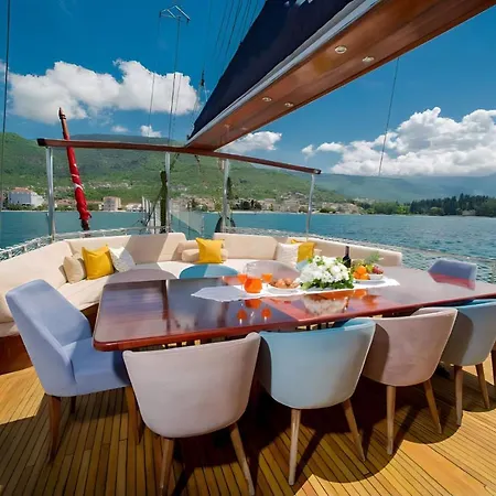 Blue Cruise In Mediterranean Riviera Bateau-hôtel Fethiye
